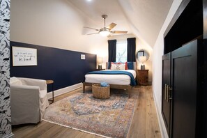 4 habitaciones, escritorio y tabla de planchar con plancha