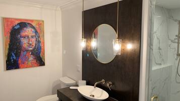 Kamer | Badkamer | Een haardroger, handdoeken
