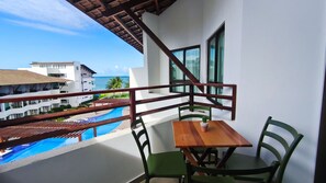 Outdoor dining - Maui Beach Residence (Tamandaré)