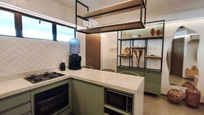Apartamento clássico | Cozinha privada | Geladeira, micro-ondas, talheres/pratos/utensílios de cozinha