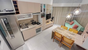Apartamento família | Cozinha privada | Geladeira, micro-ondas, talheres/pratos/utensílios de cozinha