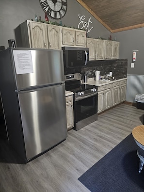 Refrigerador, microondas, horno, placa de cocina