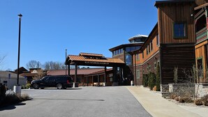 Un bâtiment doté d’une entrée couverte et d’une enseigne indiquant « ENREGISTREMENT DES CLIENTS ».