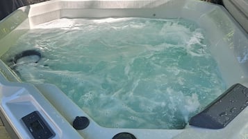 Bañera de hidromasaje al aire libre