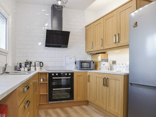 2 bedroom accommodation in Glossop