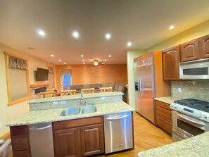 Refrigerador, microondas, horno y parrilla de estufa 