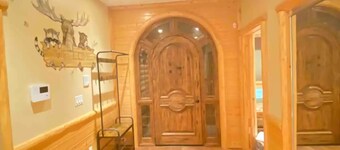 Huge Retreat in Exclusive Neighborhood - 2 Master Bedrooms