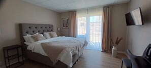 Escritorio, wifi gratis y ropa de cama