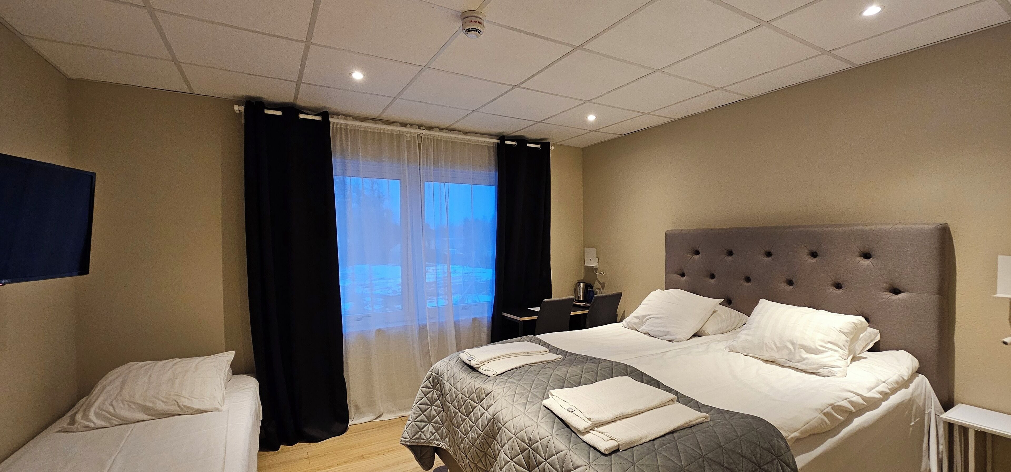 Standard Triple Room | Desk, free WiFi, bed sheets