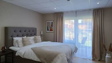 Deluxe Double or Twin Room, 1 King Bed | Desk, free WiFi, bed sheets