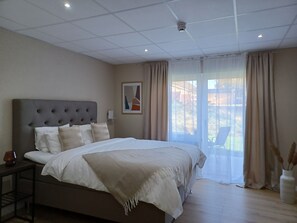 Quarto casal ou duplo luxo, 1 cama King | Escrivaninha, Wi-Fi de cortesia, roupa de cama