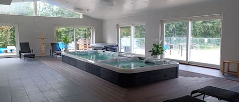 Indoor spa tub