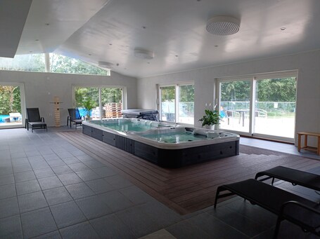 Indoor spa tub