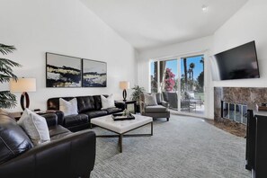 TV connectée, cheminée, écrans d'ordinateur