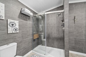 Dusche, Haartrockner, Handtücher, Seife