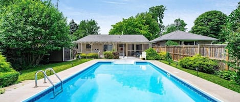 Una piscina al aire libre, una piscina climatizada
