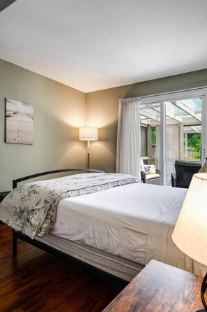 3 bedrooms, iron/ironing board, free WiFi, bed sheets - Relaxing Pool Retreat Near Wineries & Point Pelee (Kingsville)