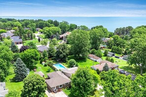 Exterior - Relaxing Pool Retreat Near Wineries & Point Pelee (Kingsville)