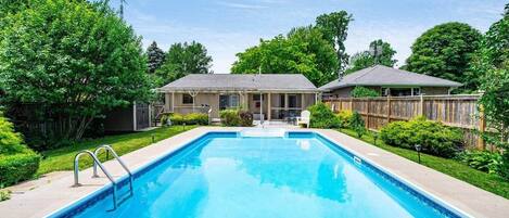 Alberca al aire libre y alberca climatizada