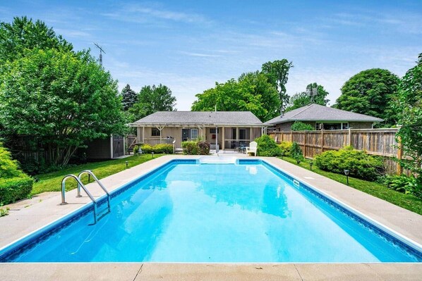 Outdoor pool, a heated pool - Relaxing Pool Retreat Near Wineries & Point Pelee (Kingsville)