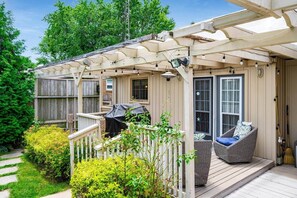 Terrace/patio - Relaxing Pool Retreat Near Wineries & Point Pelee (Kingsville)