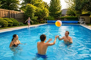 Ein Schwimmbad, in dem Leute Volleyball spielen.