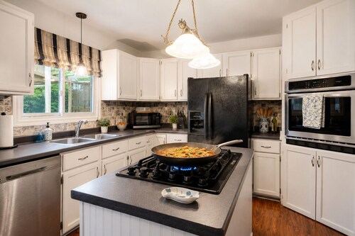 Relaxing Pool Retreat Near Wineries & Point Pelee