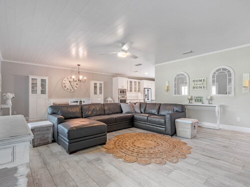 Modern Farmhouse 3/2 Equestrian neighborhood