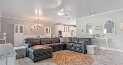 Modern Farmhouse 3/2 Equestrian neighborhood