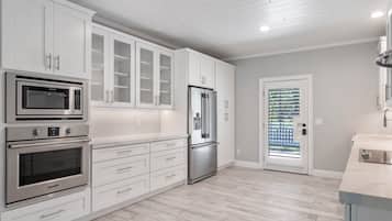 雪櫃、微波爐、焗爐、爐具