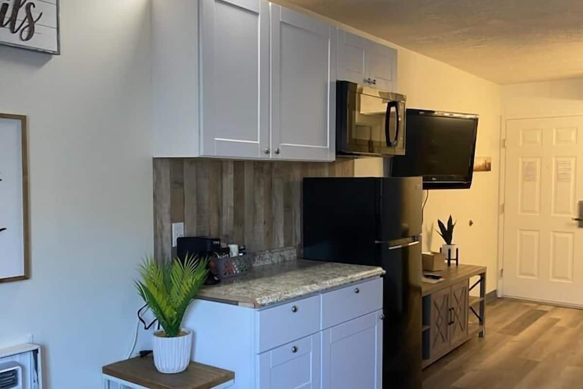 Business Studio, 2 Queen Beds | Premium bedding, individually decorated, individually furnished, desk