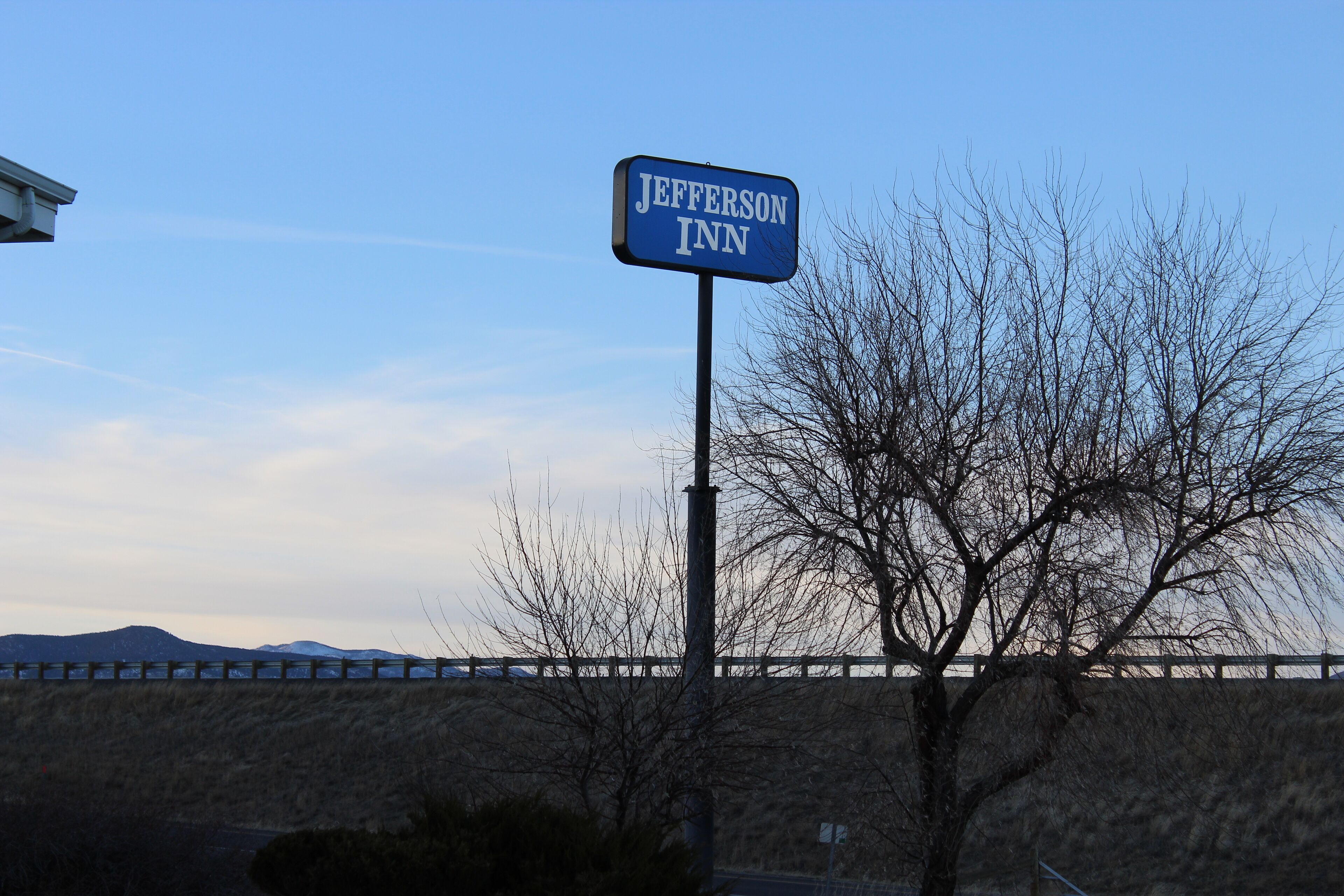A sign for Jefferson Inn.
