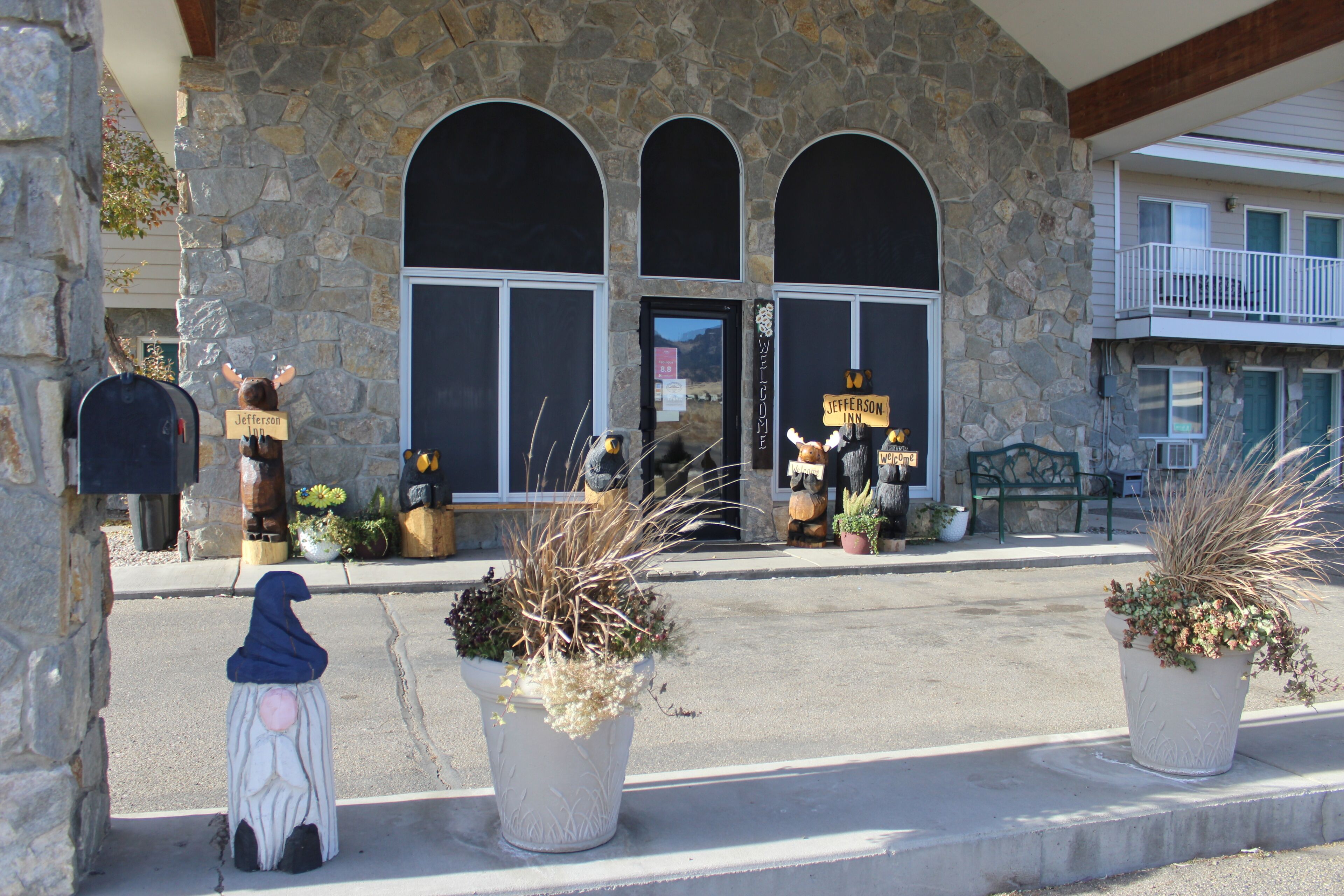 Un edificio de piedra con ventanas de arco y un letrero que dice 'Jefferson Inn'.