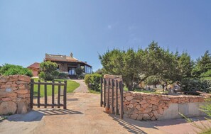 Property grounds - Eduard Villa in residence in Sardinia with pool (Stintino)