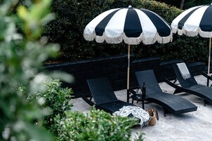 室外游泳池，池畔遮阳伞，日光浴躺椅