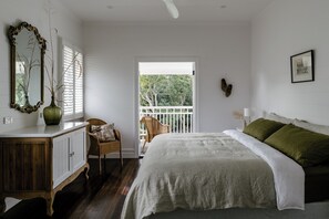 Doppelzimmer, 1 King-Bett, Poolblick | 1 Schlafzimmer, hochwertige Bettwaren, individuell dekoriert