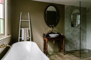 Doppelzimmer, 1 King-Bett, Gartenblick | Badezimmer | Badewanne und Dusche (separat), Komfortbadewanne