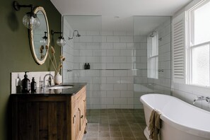 Doppelzimmer, 1 King-Bett, Poolblick | Badezimmer | Badewanne und Dusche (separat), Komfortbadewanne