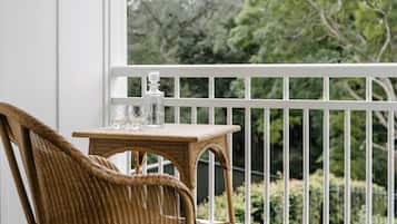 Double Room, 1 King Bed, Pool View | Garden view