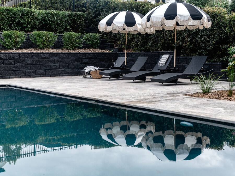 Kolam renang outdoor, dengan payung kolam renang dan kursi berjemur