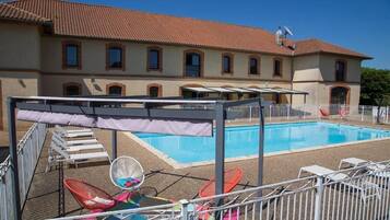 Alberca al aire libre por temporada y camastros