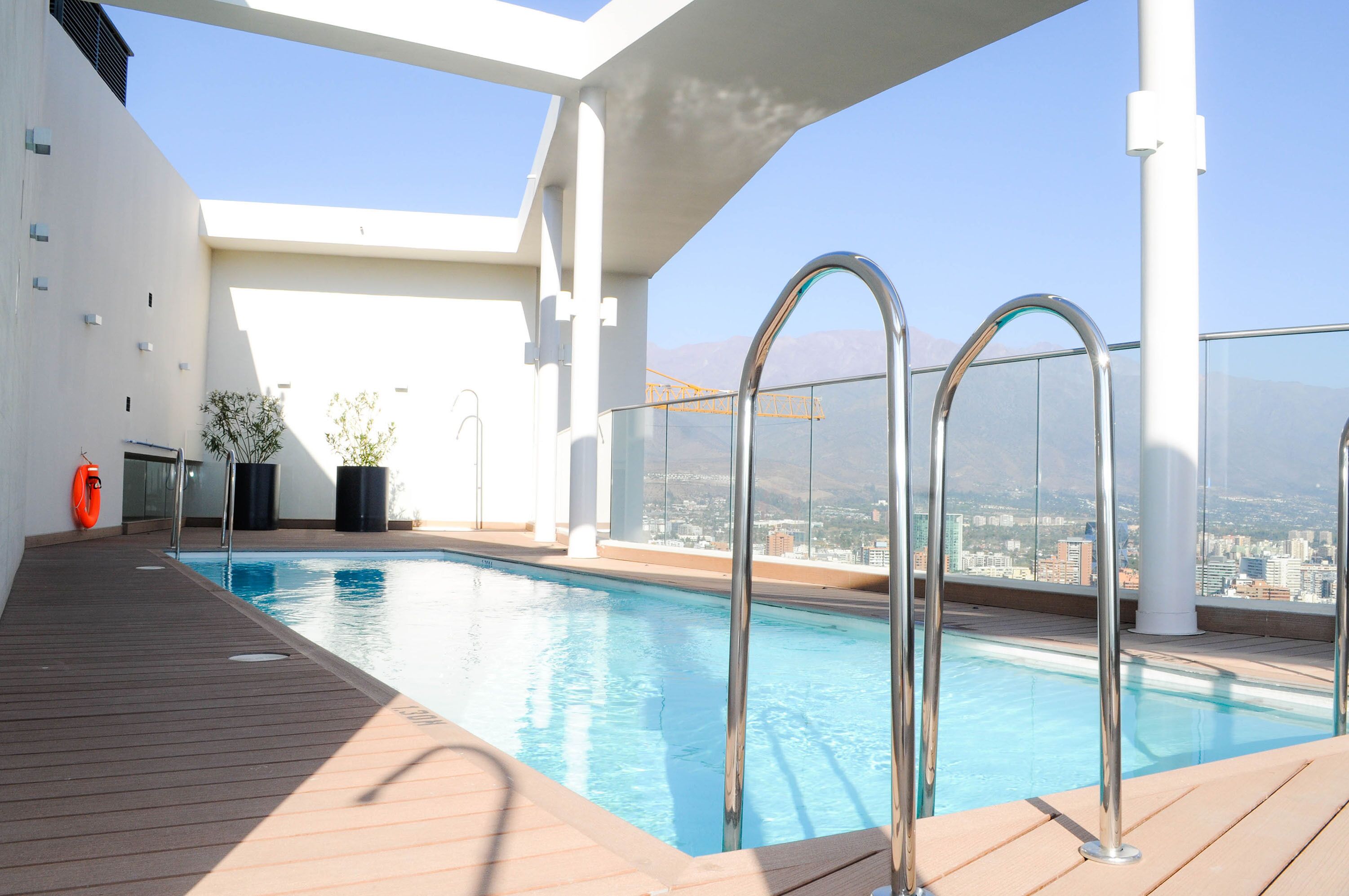 Een binnenzwembad en een buitenzwembad