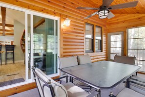 Dining - Log Cabin Beauty w Hot tub, Arcade Games with modern amenities throughout (Lake Harmony)