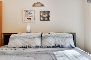 3 bedrooms, desk, iron/ironing board, travel crib