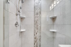 Douche, sèche-cheveux, bidet, serviettes fournies