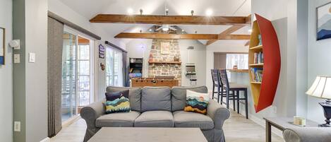 TV connectée, cheminée, jeux vidéo, baby-foot