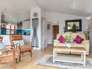 Living area - Astbury Falls Luxury Retreat (Bridgnorth and Ironbridge)