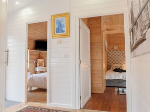 2 bedrooms, free WiFi, bed sheets - Astbury Falls Luxury Retreat (Bridgnorth and Ironbridge)