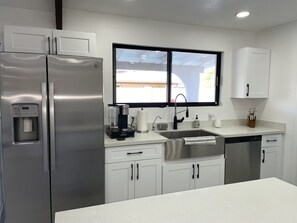 Refrigerador, microondas, horno y parrilla de estufa 