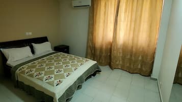 2 bedrooms, desk, WiFi, bed sheets